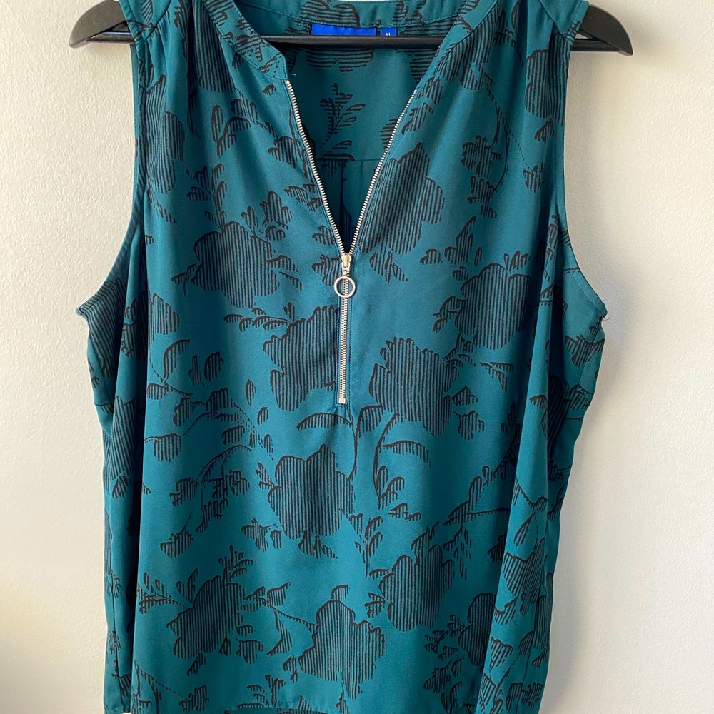 Green and Black Professional Top